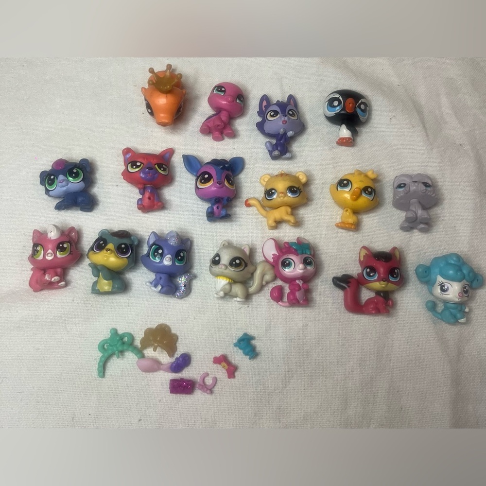 Littlest Pet Shop Miniature LPS set with accessories, 18 Mini LPS collectible
